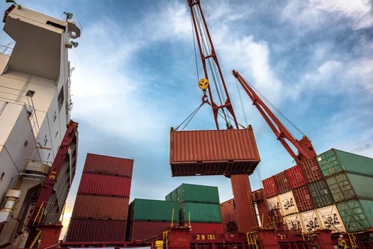crane-lifting-container